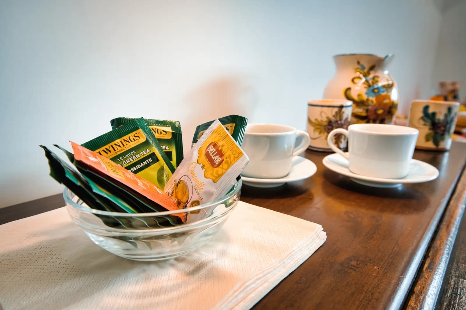 Selezione di tè e tazze per la colazione