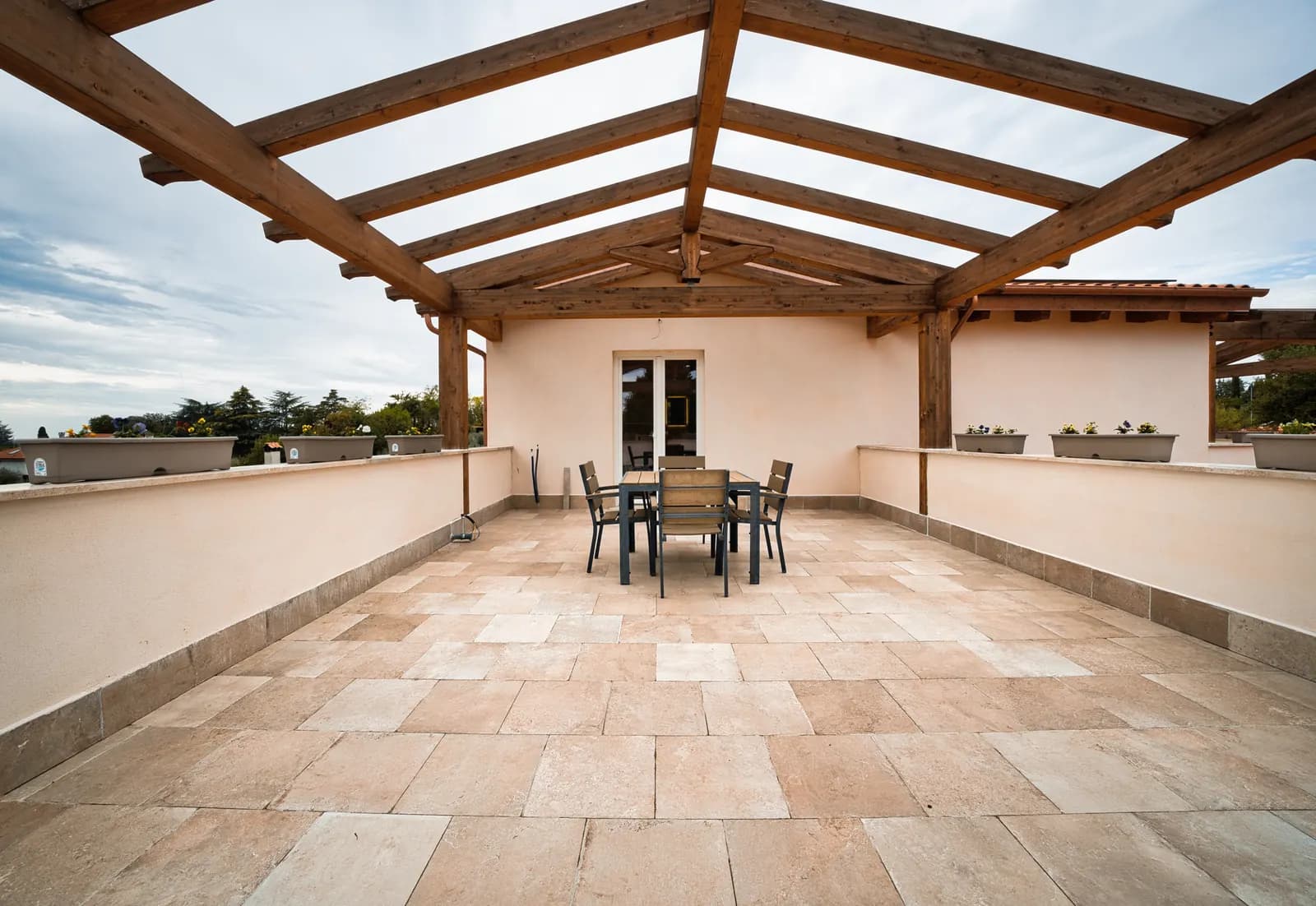 Terrazza con pergolato della camera Nadir