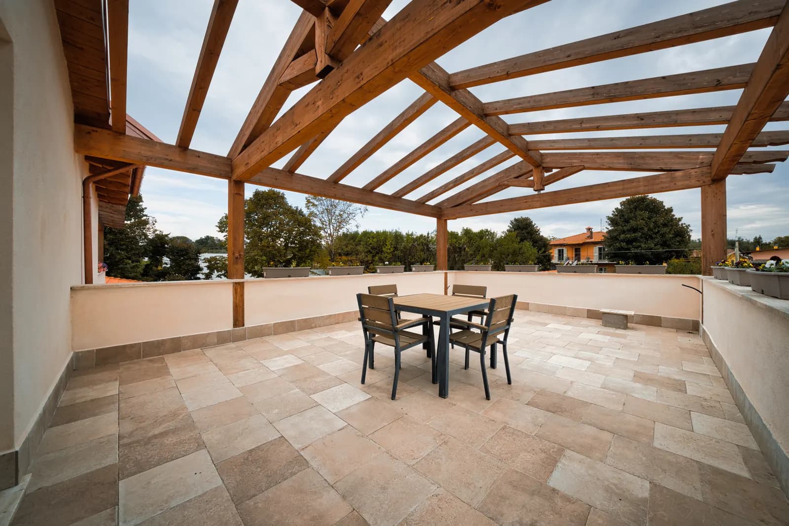 Terrazza con pergolato della camera Nadir