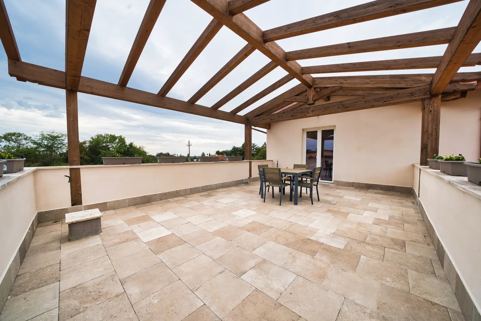 Terrazza con pergolato della camera Nadir
