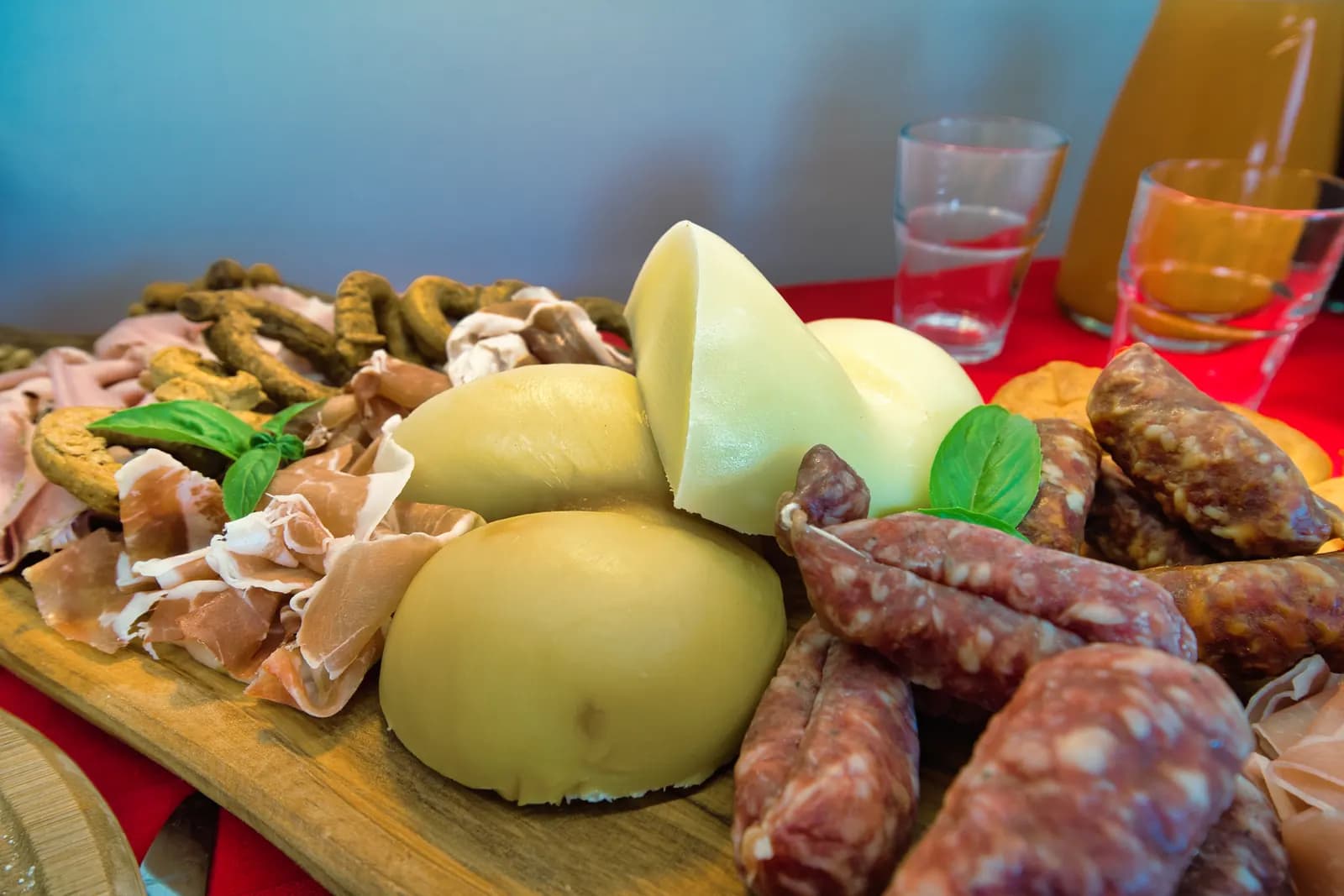 Salumi e formaggi locali per la colazione salata