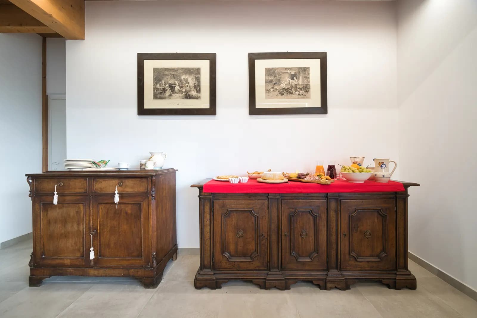 Credenze in legno con il buffet della colazione