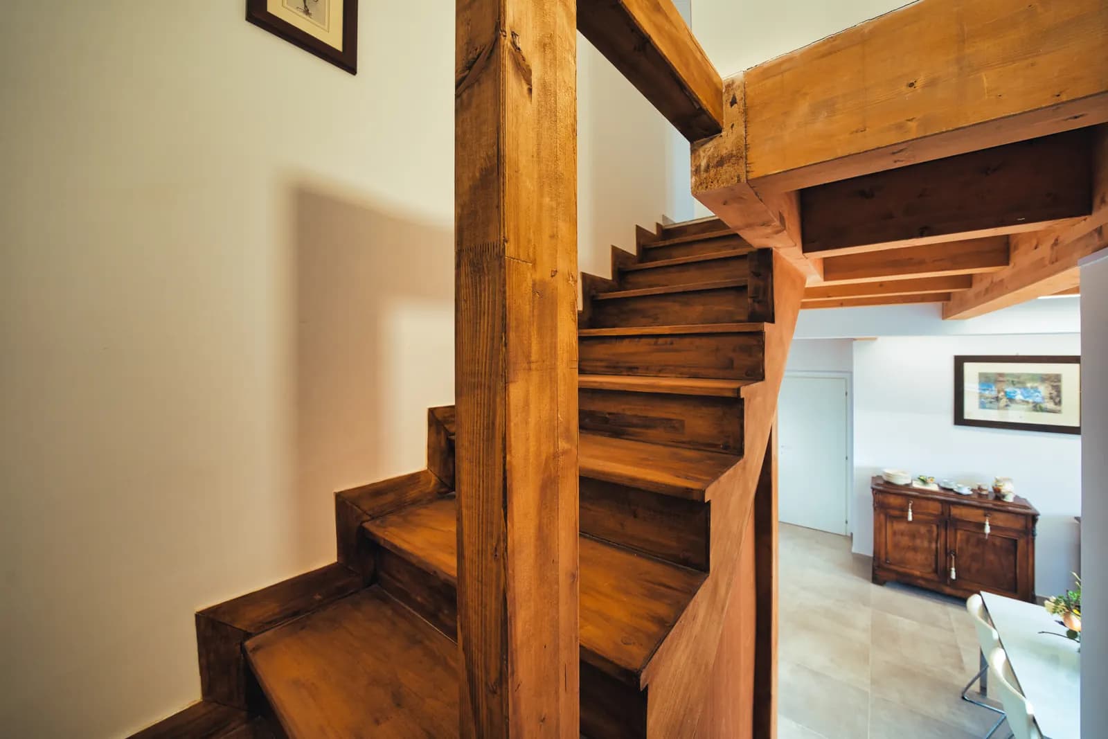 Scala in legno che porta al piano superiore